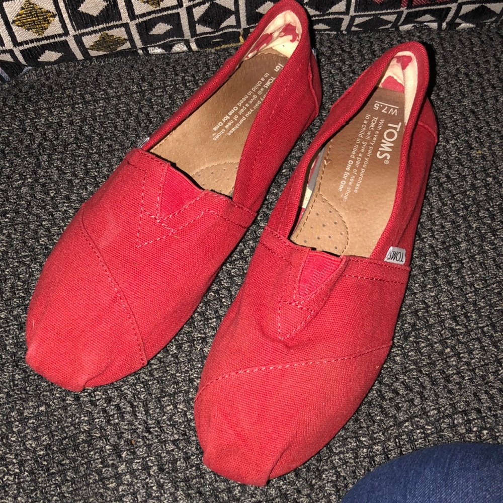 Toms 7.5 red flats shoes